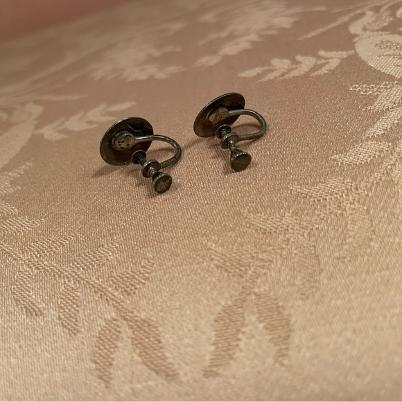 Vintage guilloché enamel screw-back earrings with a pink rose design - Picture 4 of 6